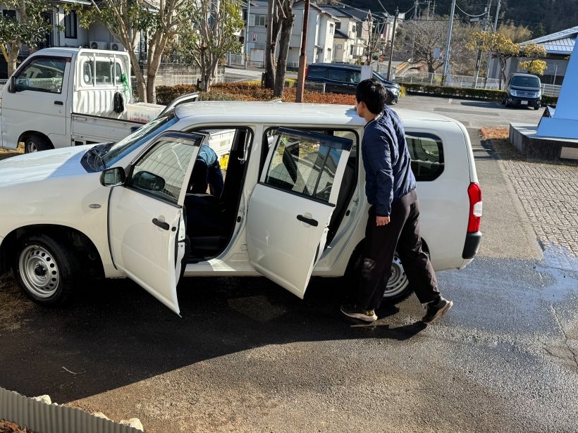 車の上を拭いている